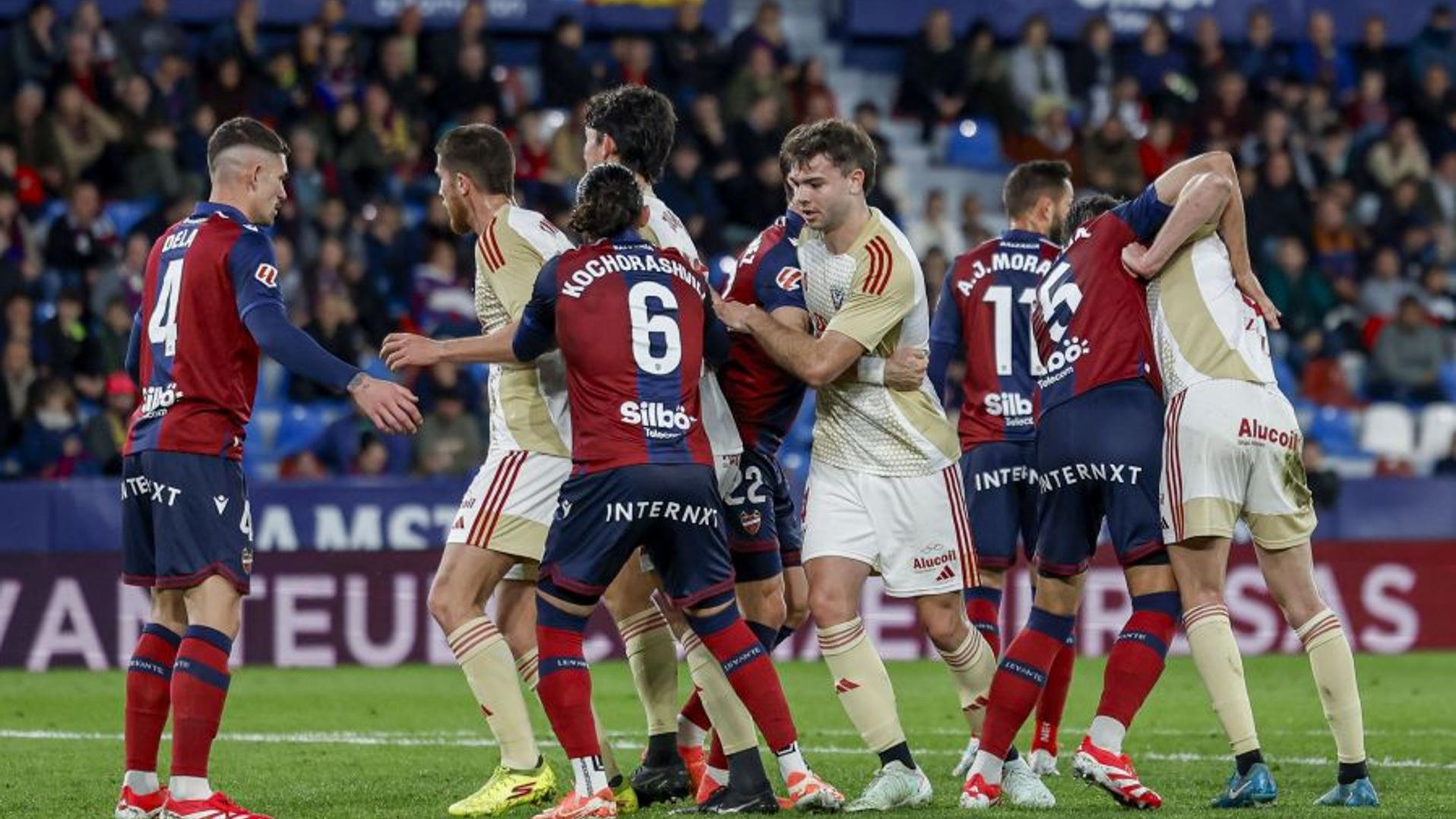 od体育官网入口-包含阿尔克马尔横扫对手，晋级之路开启，欧洲征程彰显威猛的词条